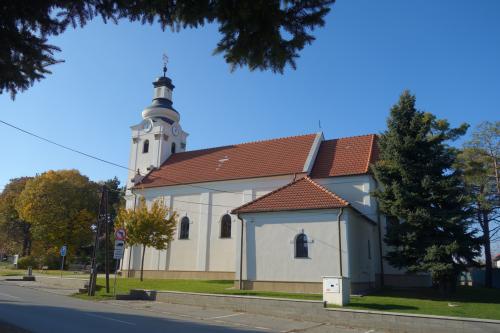 Farský kostol sv. Ladislava v Pustých Úľanoch