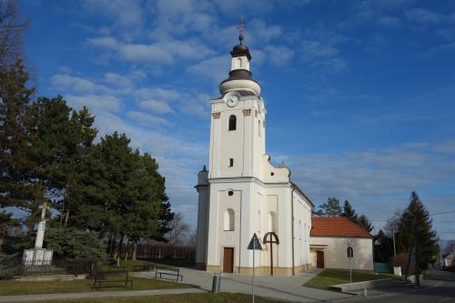 Farský kostol sv. Ladislava v Pustých Úľanoch