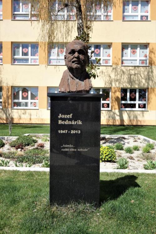 foto busta Jozefa Bednárika v Zelenči
