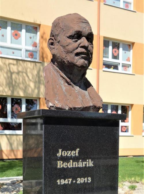 foto busta Jozefa Bednárika v Zelenči